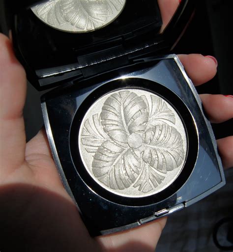 chanel camelia de plumes highlighter